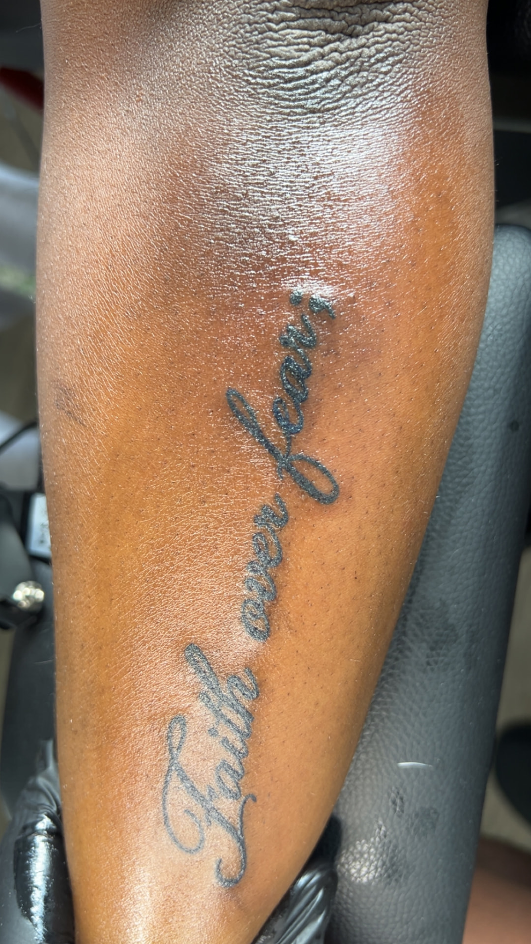 Tatouage lettrage fin sur l'avant-bras
