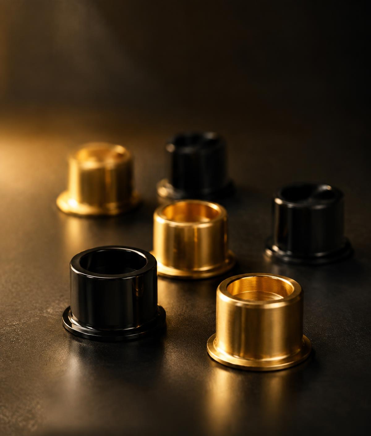 Capsules d'encre noires et dorées (image d'illustration)